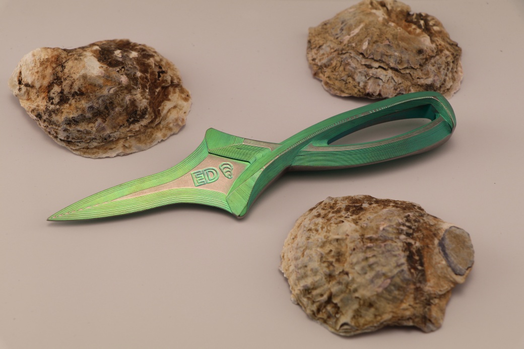 Titanium oester messen zijn in verschillende kleuren te annodiseren.